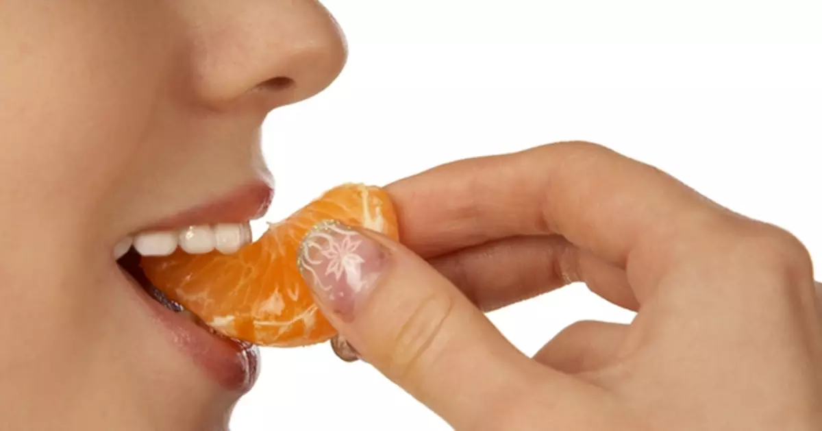 食橙易爛牙？醫生列4類食物「最傷牙」 教4招保護