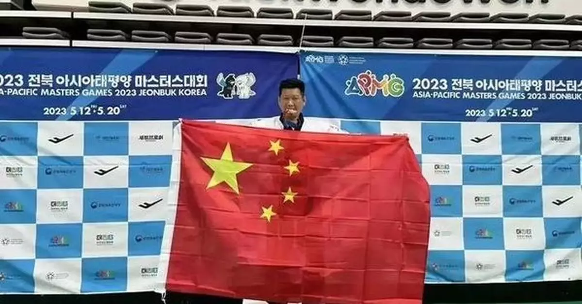 台灣跆拳道選手韓國奪銅牌 高舉五星紅旗慶祝