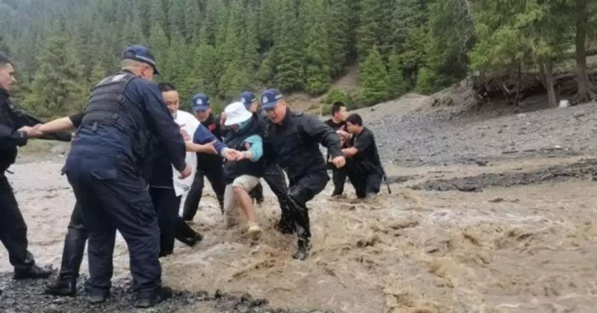 烏魯木齊板房溝景區遇融雪洪水 30多名遊客被困民警到場救援