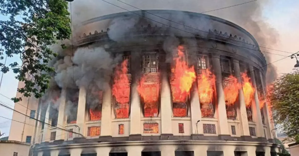 菲律賓地標「馬尼拉百年郵局」遭大火吞噬 近百年歷史付之一炬