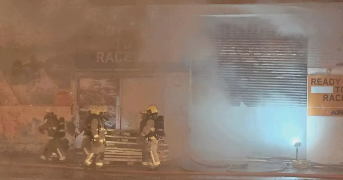 新蒲崗四美街地下車房陷火海 消防到場開喉灌救