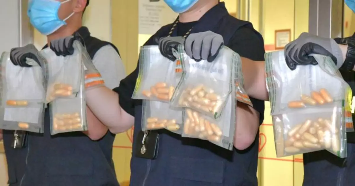 海關機場拘兩抵港旅客涉販毒  檢值270萬可卡因