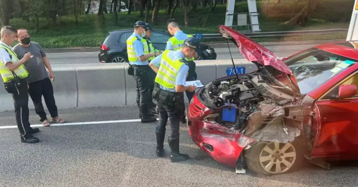 荃灣入城隧三車相撞 私家車車頭嚴重損毀司機乘客一度被困
