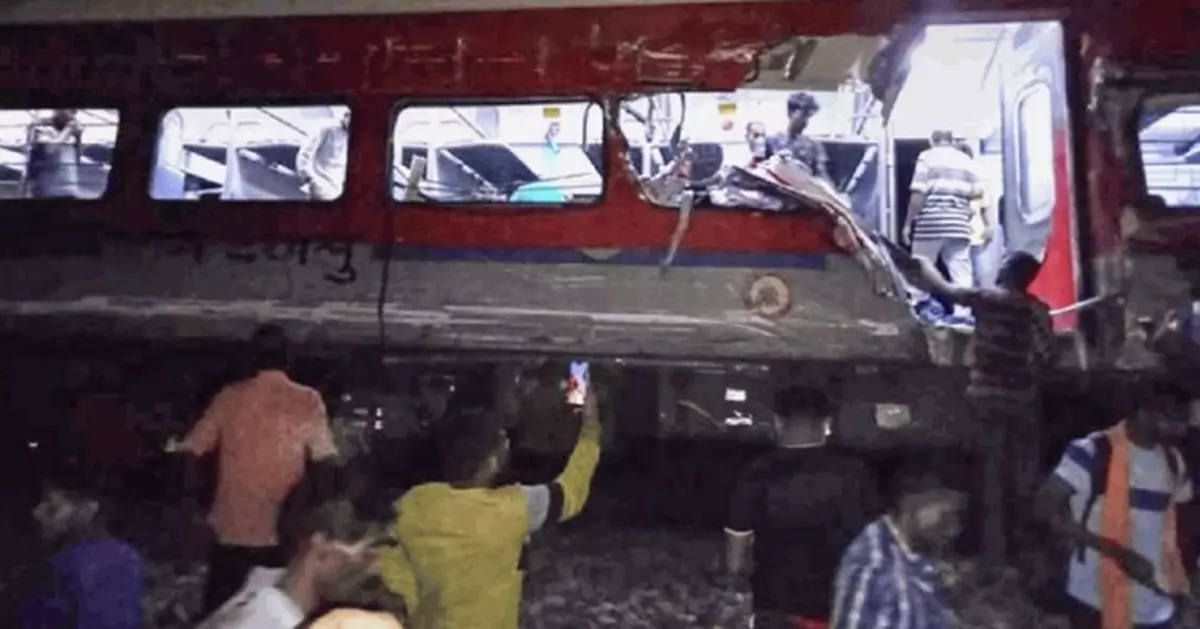 印度兩列載客火車相撞 逾280死900多人傷