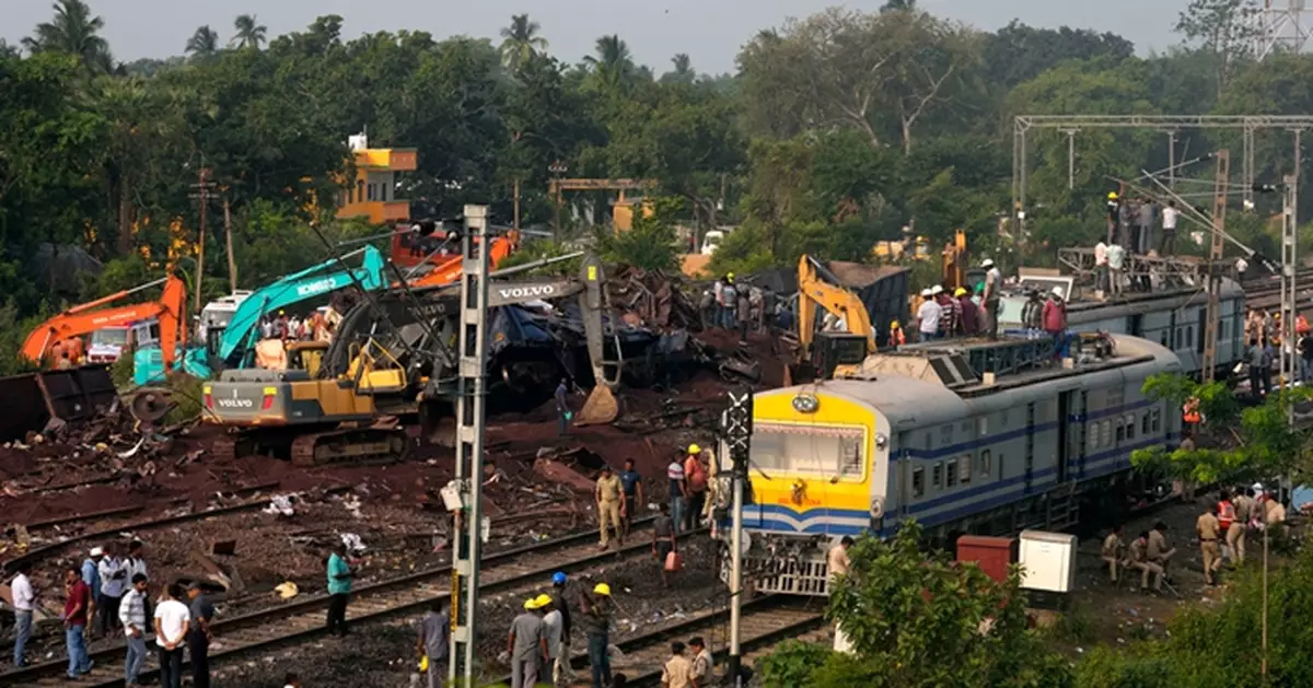 印度3火車相撞釀本世紀最嚴重鐵路事故 生還者：火車似飛向空中現場滿布斷肢
