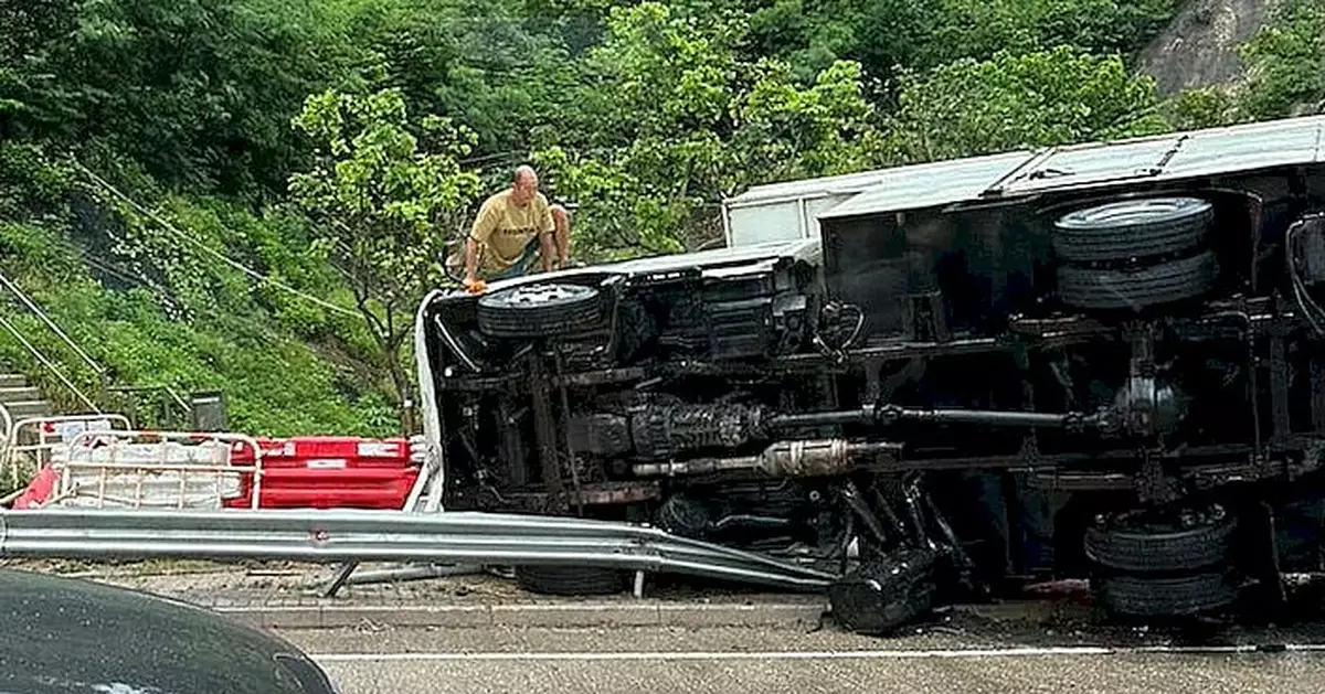龍翔道貨車失控撞欄翻側 車內3人全部獲救
