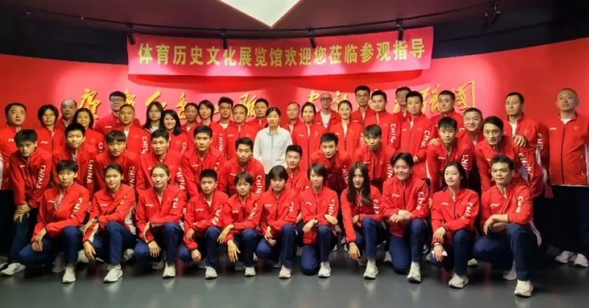 中國跳水隊參觀北京體育歴史文化展覽館