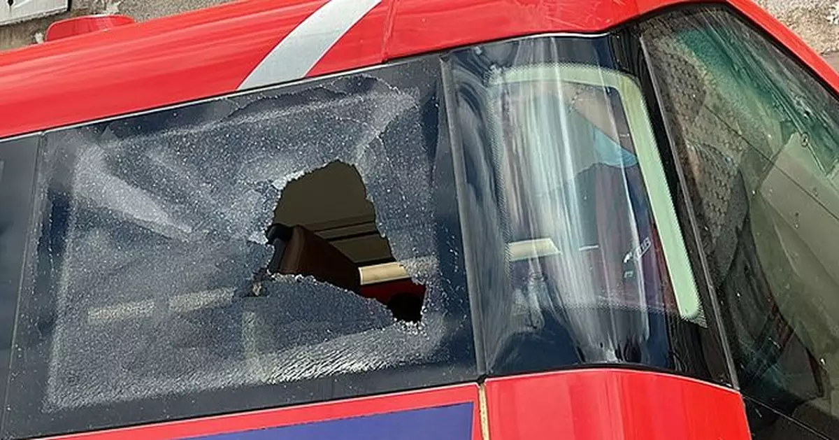 深水埗九巴車窗被擊破  警緝約30歲涉案男子