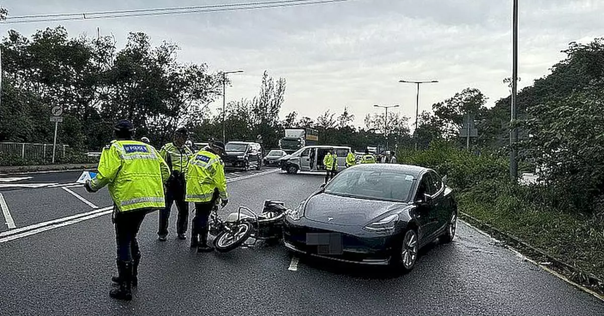 大埔道貨Van疑失控越線釀3車相撞 Tesla女司機與鐵騎士受傷