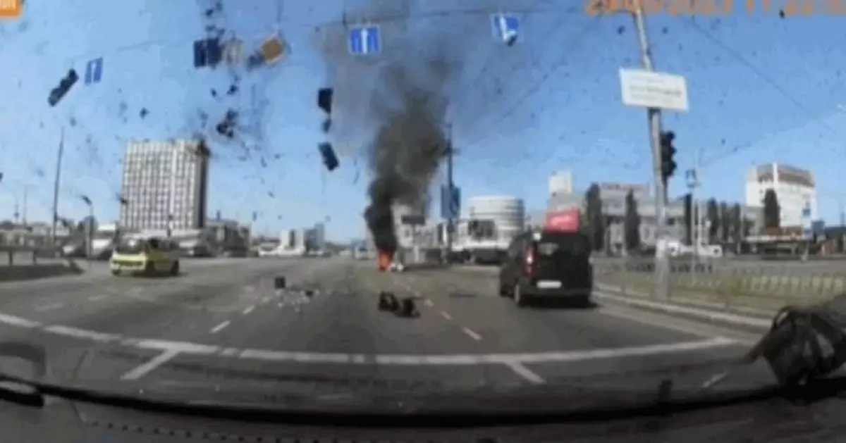 俄密集式導彈攻擊遭「愛國者」攔下   直墜烏克蘭公路恍如災難片現場
