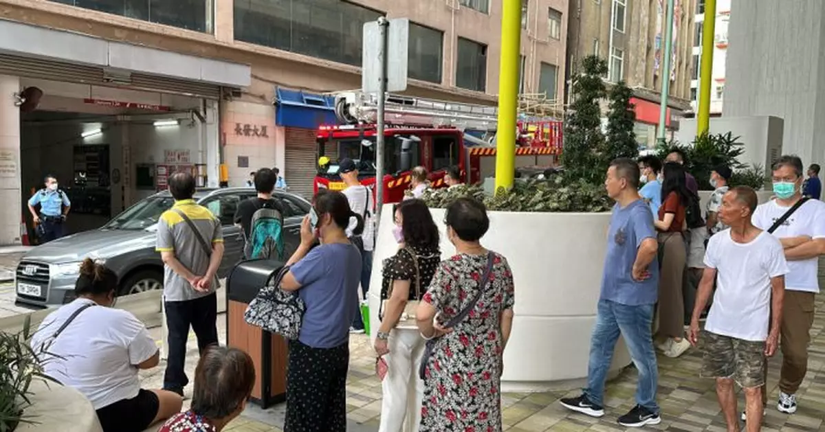 西環工廈疑電掣短路起火冒煙 消防疏散10層樓員工救火