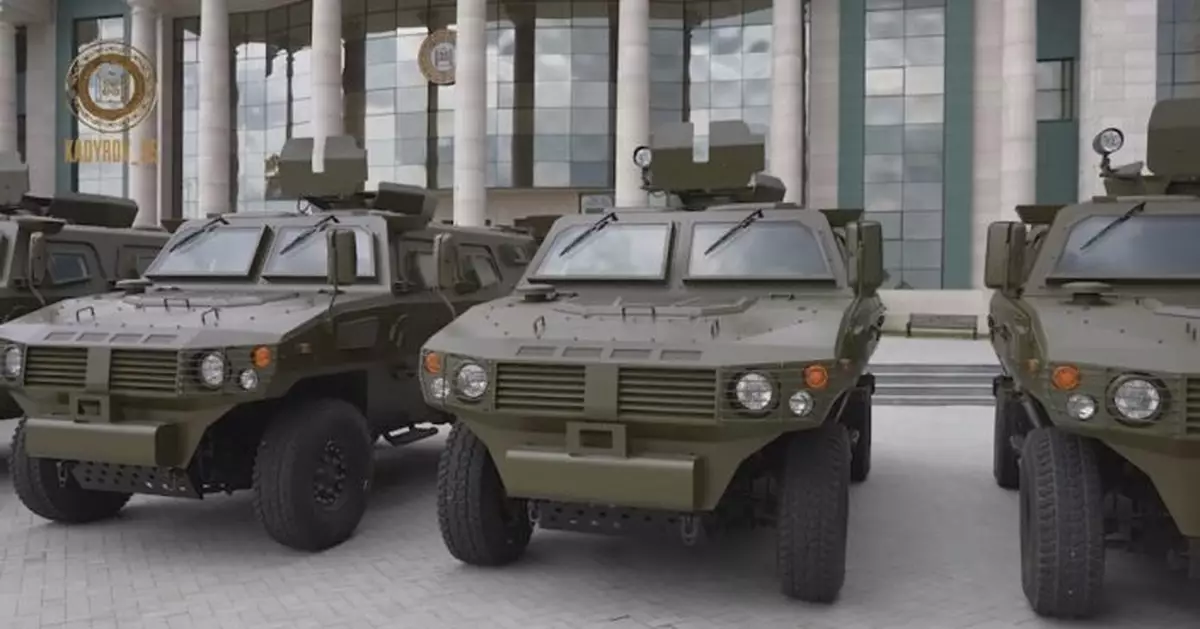 俄羅斯首以公開方式展示中國提供軍備 車臣領導人試駕中國製裝甲車