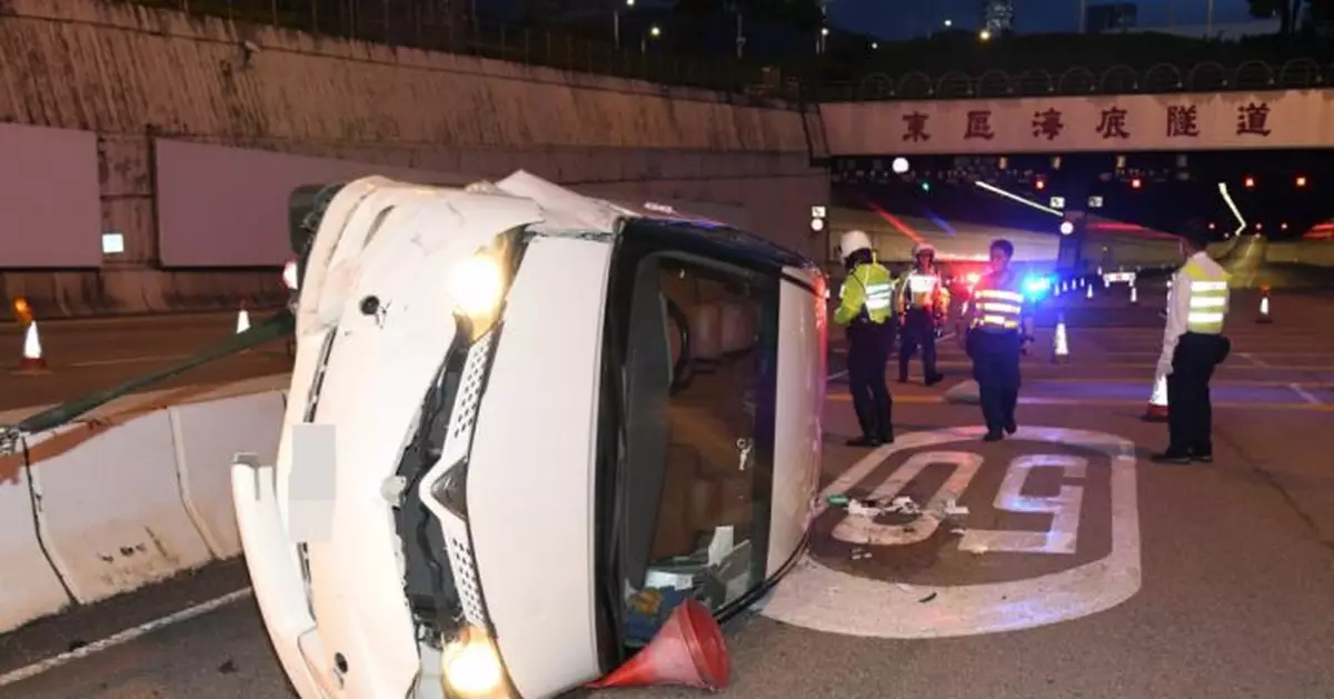私家車東隧口撞路𡒊翻側 男司機涉醉駕被捕