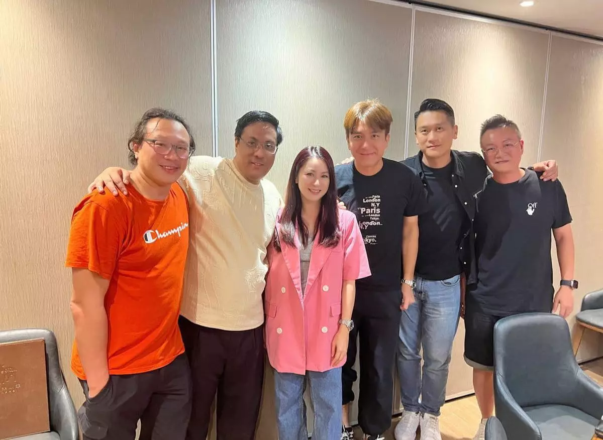 凌子軒(左二)明顯發福了,樣貌跟當年在幕前工作時有所距離。