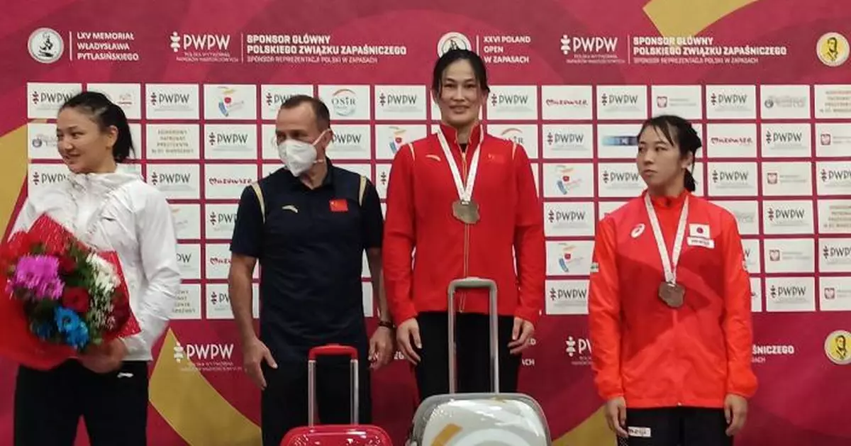 世界摔聯積分賽布達佩斯站 中國選手周鳳獲女子自由式摔跤68公斤級金牌