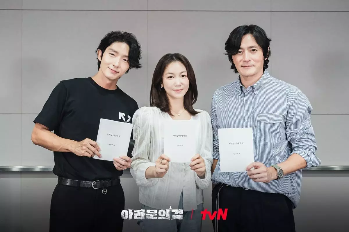 李準基（左）加入擔任男主角（tvN Drama FB圖片）