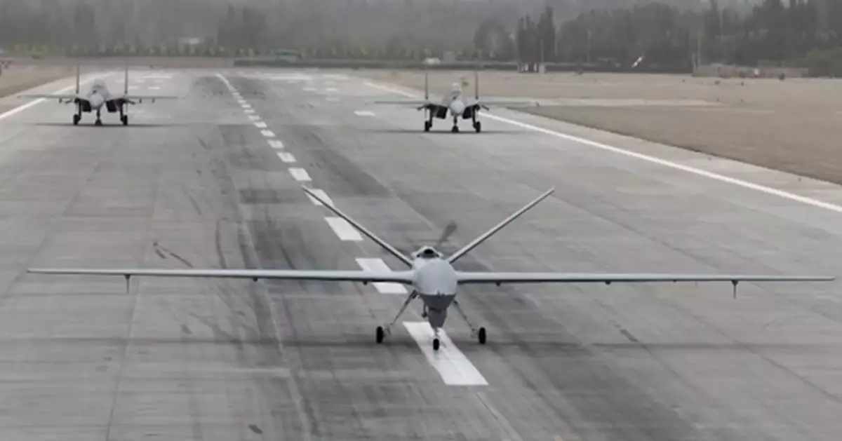 無人機與殲-16同框畫面曝光 中國空軍的無人僚機時代到來？