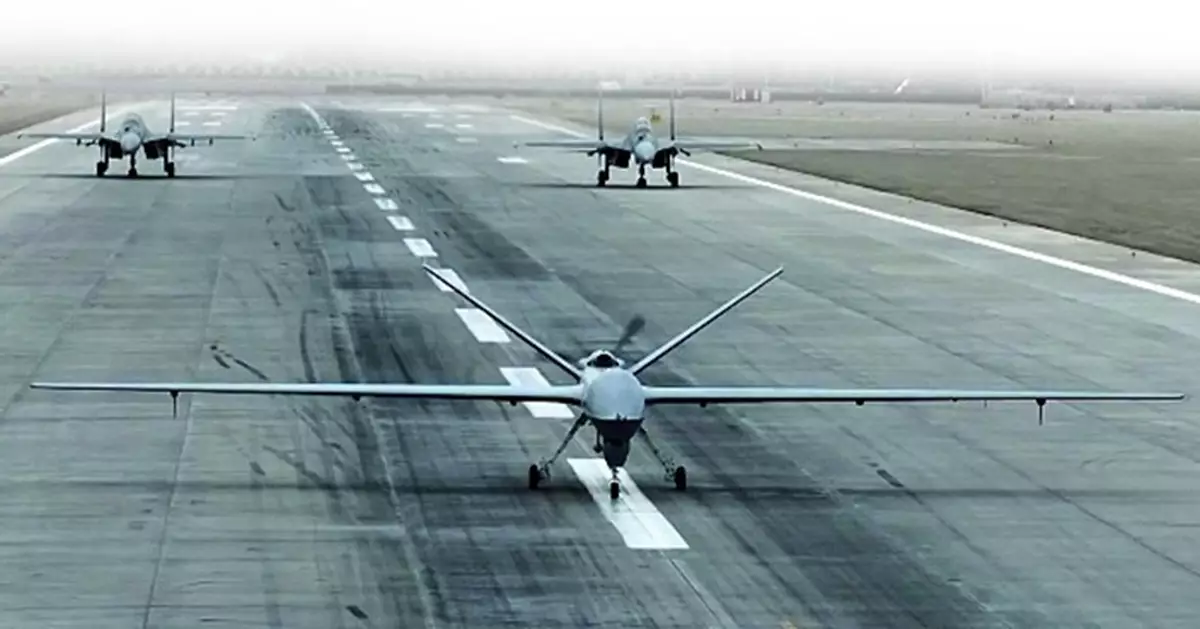 央視罕見公開無人機與殲-16戰鬥機同框 專家：解放軍摸索演練協同作戰戰術