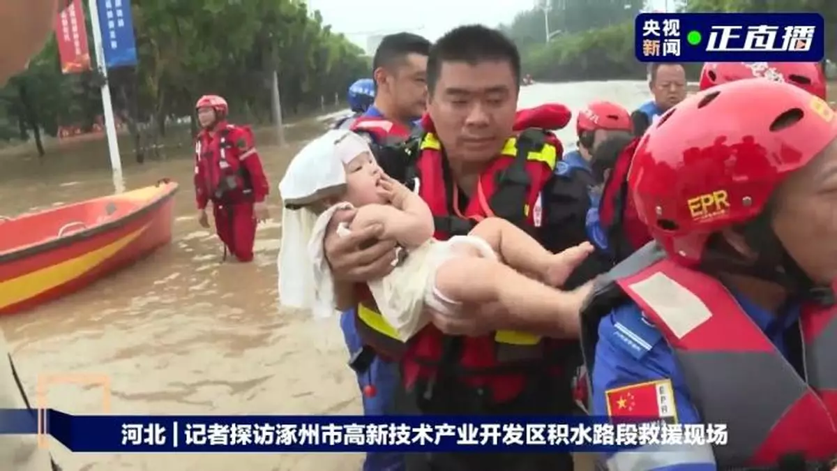 救援人員在受災地區轉移民眾。（央視新聞圖片）