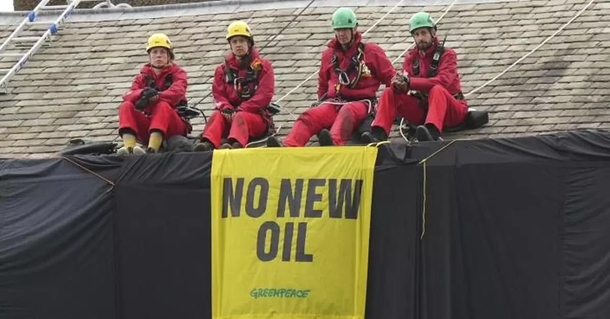 環保組織以黑布蓋英揆官邸 抗議增加石油開採