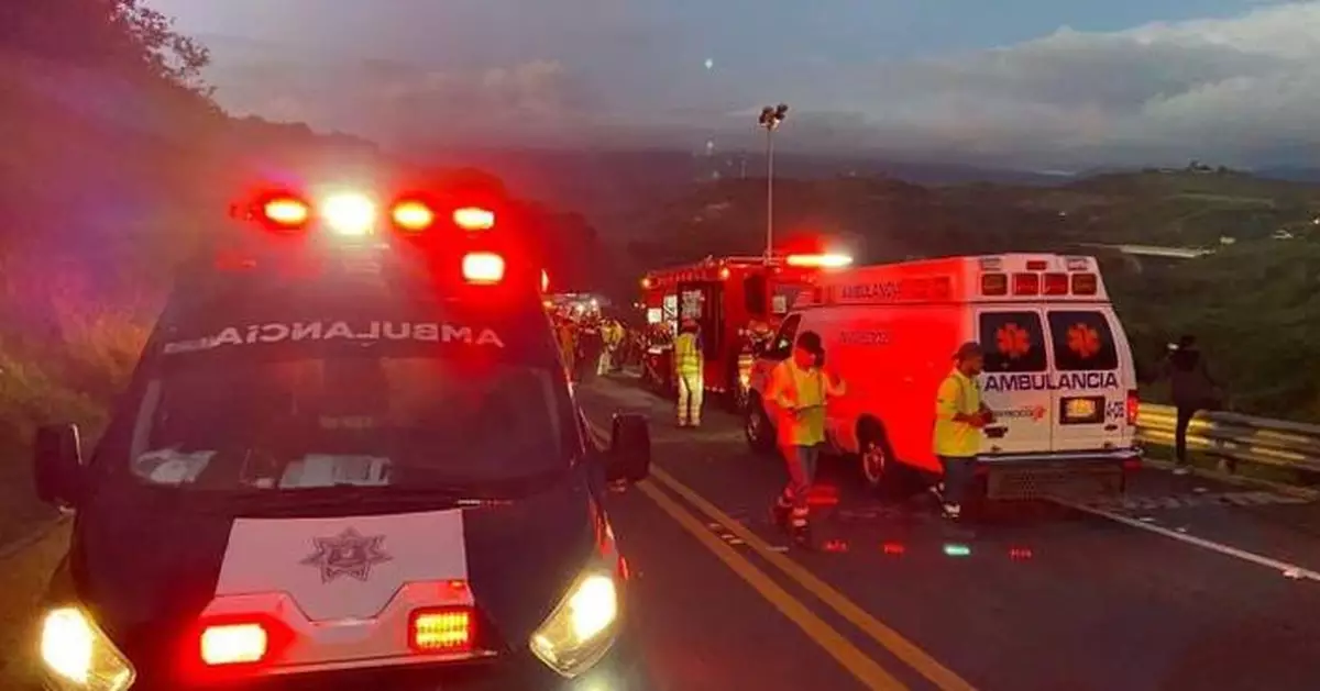 墨西哥再有嚴重交通事故 巴士墜7層樓高山谷釀17死悲劇