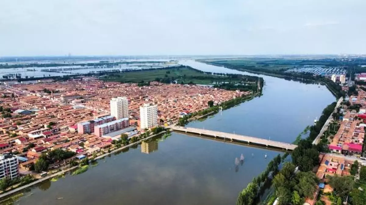 第五批中央應急搶險救災物資已陸續運抵天津。圖為無人機拍攝的在大清河及堤北村莊。（新華社資料圖片）