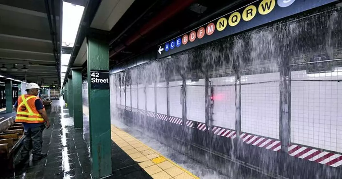 紐約市百年歷史水管破裂 時報廣場一個地鐵站被淹