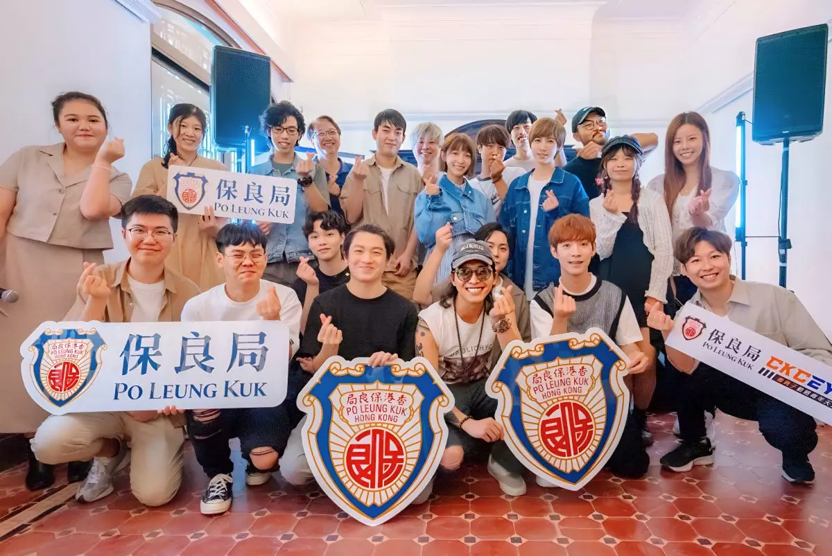 兩位歌手分別分享音樂路上經驗予年輕人。