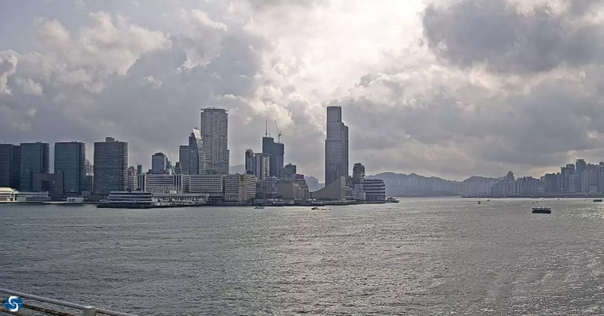 天氣酷熱有驟雨最高33度  市民應預防中暑曬傷