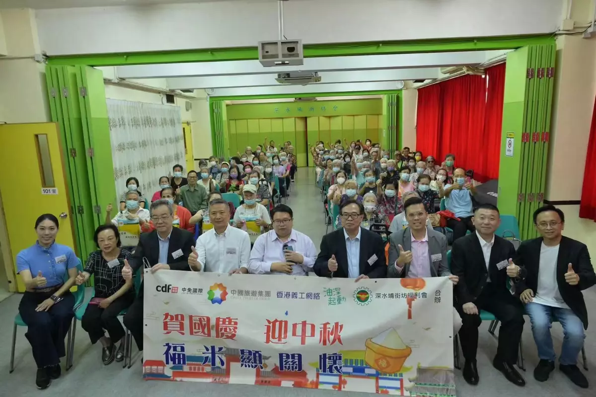 立法會議員梁文廣（前排右三）希望透過今次活動，與深水埗區的局民一同慶祝。