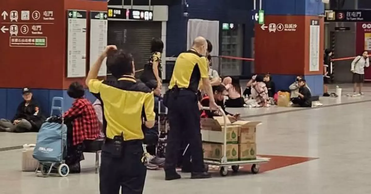 小犬襲港｜港鐵乘客可逗留車站暫避 打地鋪獲派水及乾糧