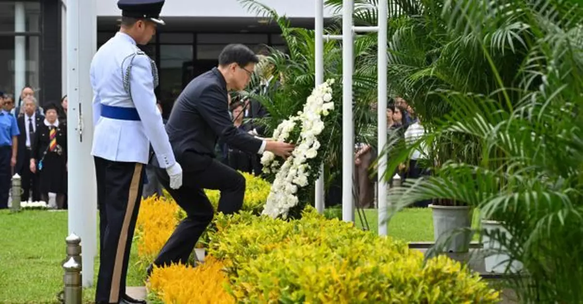 政府舉行儀式悼念二戰為港捐軀者　李家超出席並獻花圈