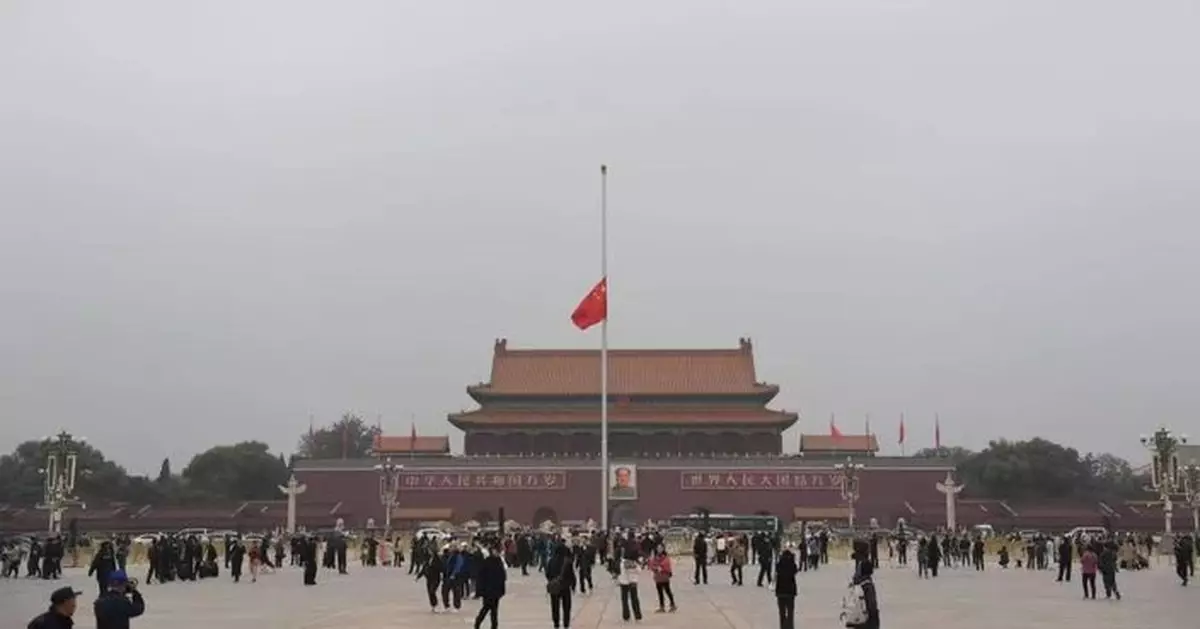 北京天安門下半旗悼念李克強