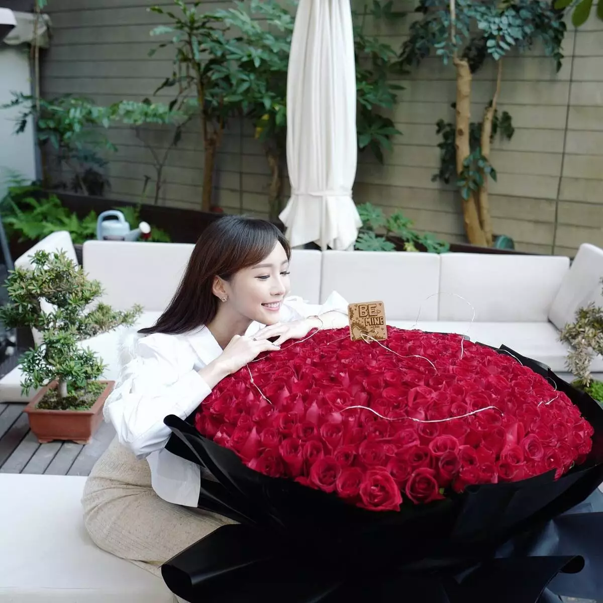 陳靜去年情人節晒出棒着365枝紅玫瑰的照片，花上還有家着「BE MINE」的牌。