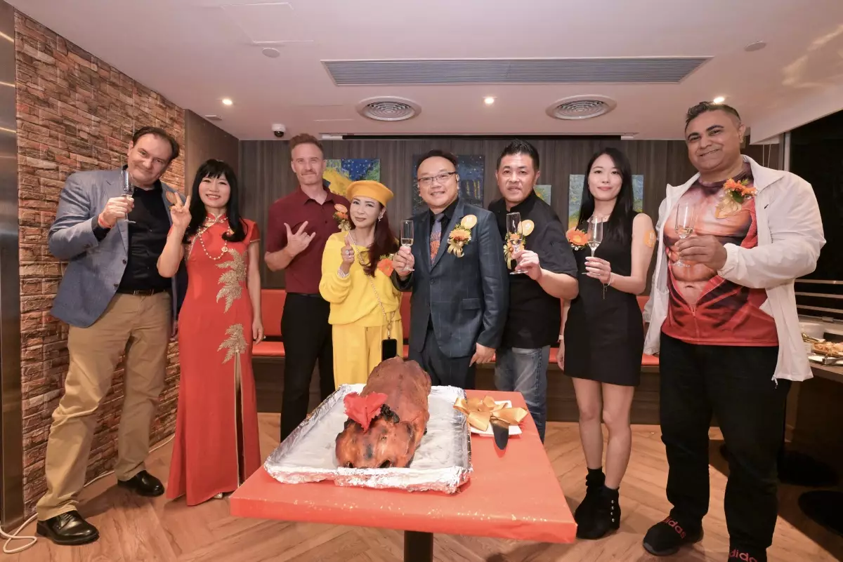 七師傅携男友盛裝出席香港唯一荷蘭餐廳開張酒會。