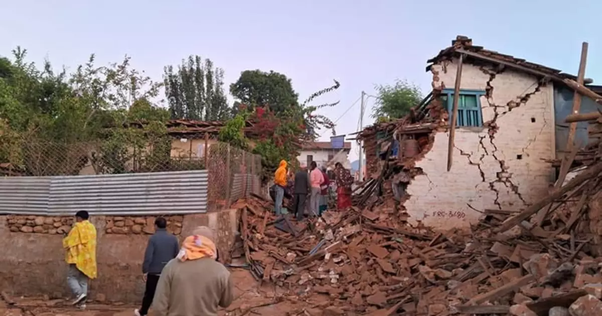 尼泊爾地震增至132死 民眾瓦礫中搜救生還者