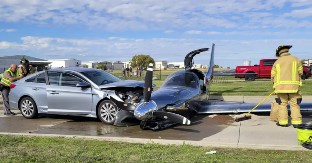 美德州小型飛機故障迫降 失控衝出跑道與汽車相撞