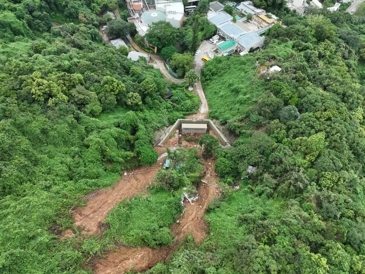 天然山坡用攔截方法，圖為大埔松嶺泥石壩，這次黑雨成功發揮作用。(土力工程處提供)