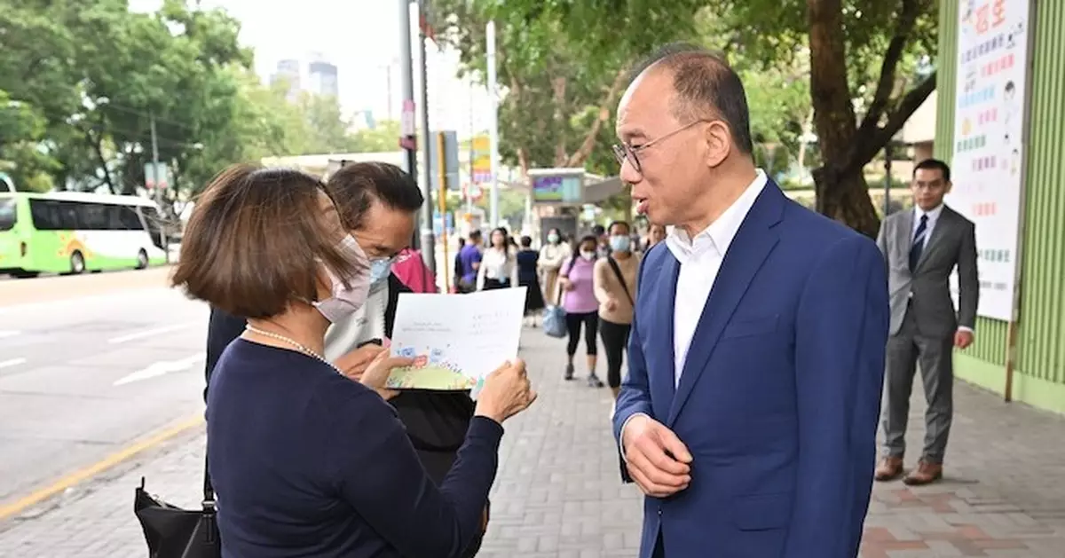 1210區選｜曾國衞視察港島區票站 呼籲選民投票