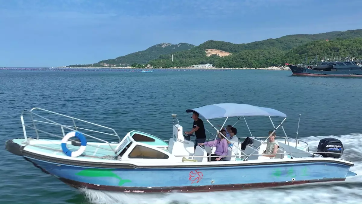 煒哥與正峰、三姐及德哥揀好海鮮後即到海中心「煮大餐」。