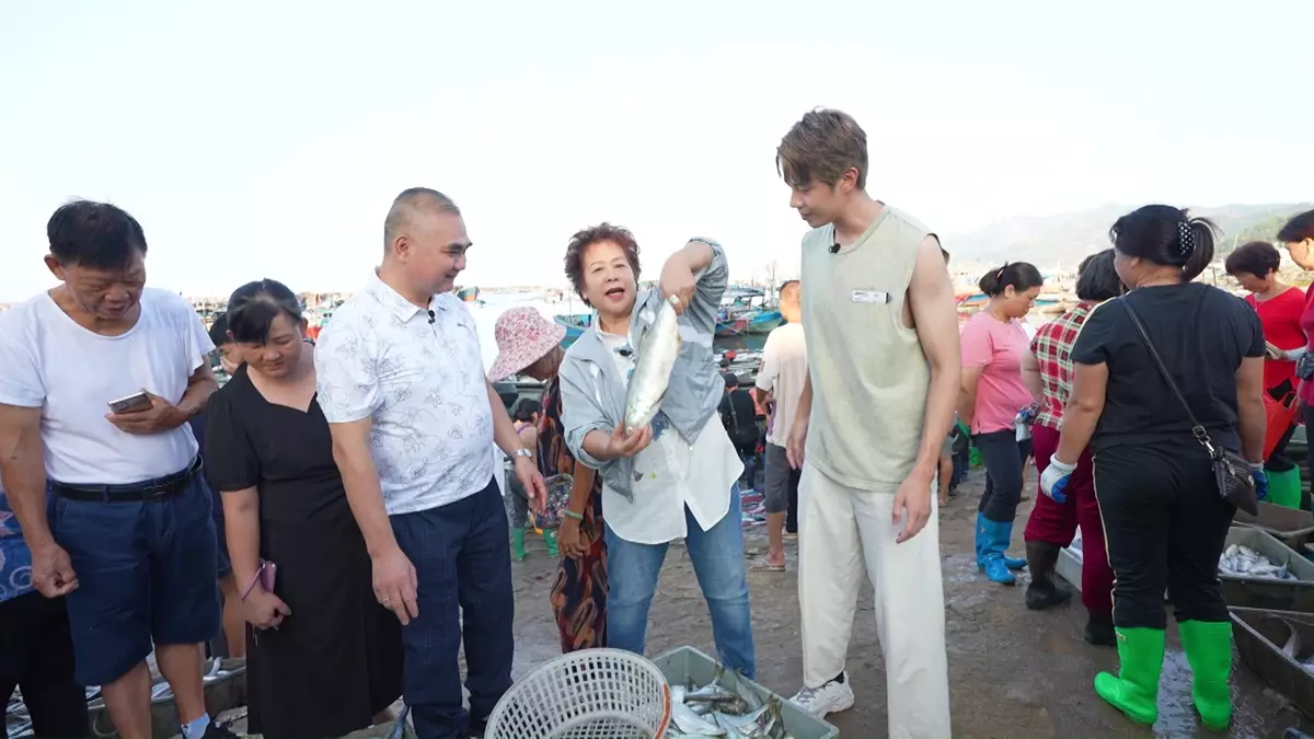 三姐在南澳碼頭漁巿場選購海魚。