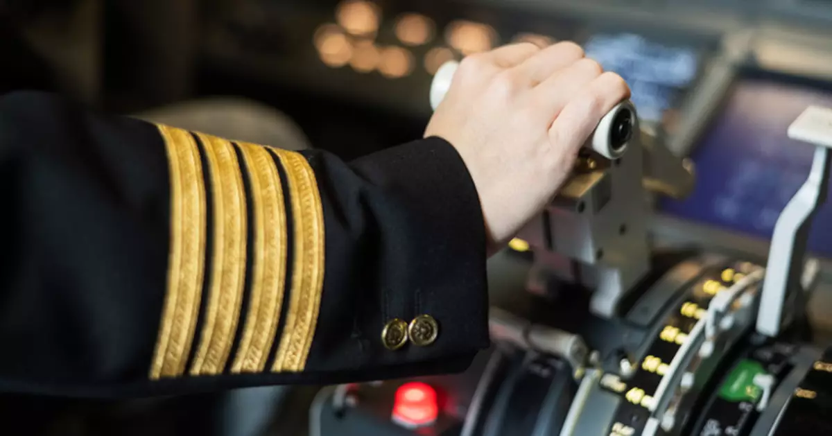 國外前空服員揭航空業「暗黑文化」 機師空姐駕駛艙偷腥「一夜情」普遍