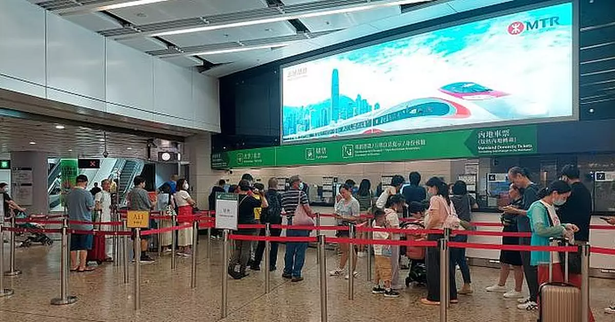 西九高鐵站市民一家大細往內地旅行　指北上消費是趨勢：較香港便宜約一半