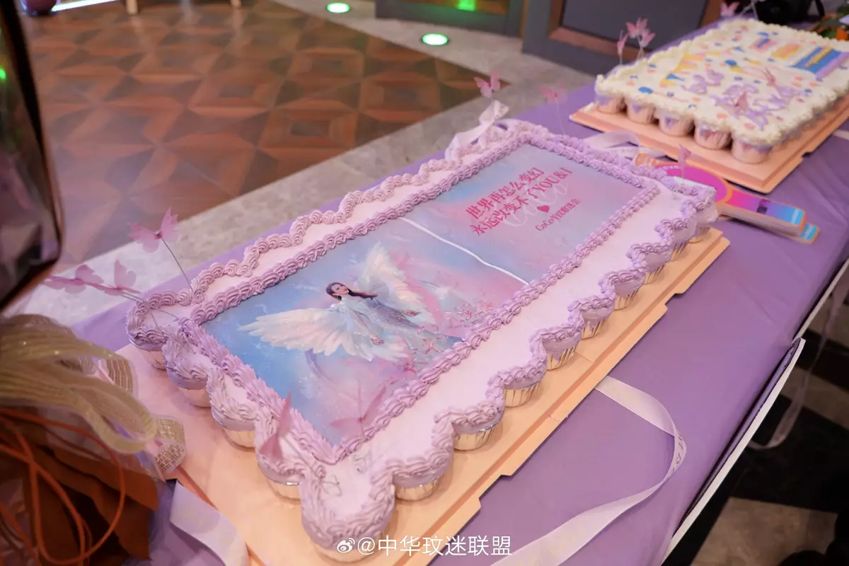 生日蛋糕上印有李玟的照片。