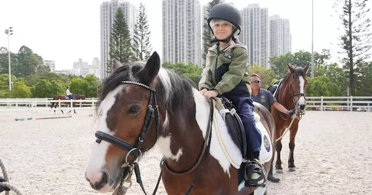 楊何蓓茵等偕公務員義工 和基層小朋友到騎術學校騎馬「初體驗」