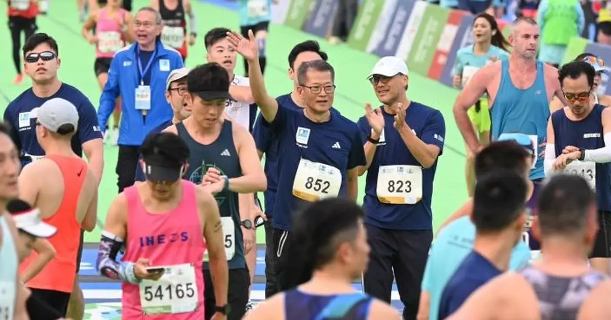 闊別五年「領袖盃」回歸香港馬拉松 　陳茂波「殿堂盃」奪亞軍