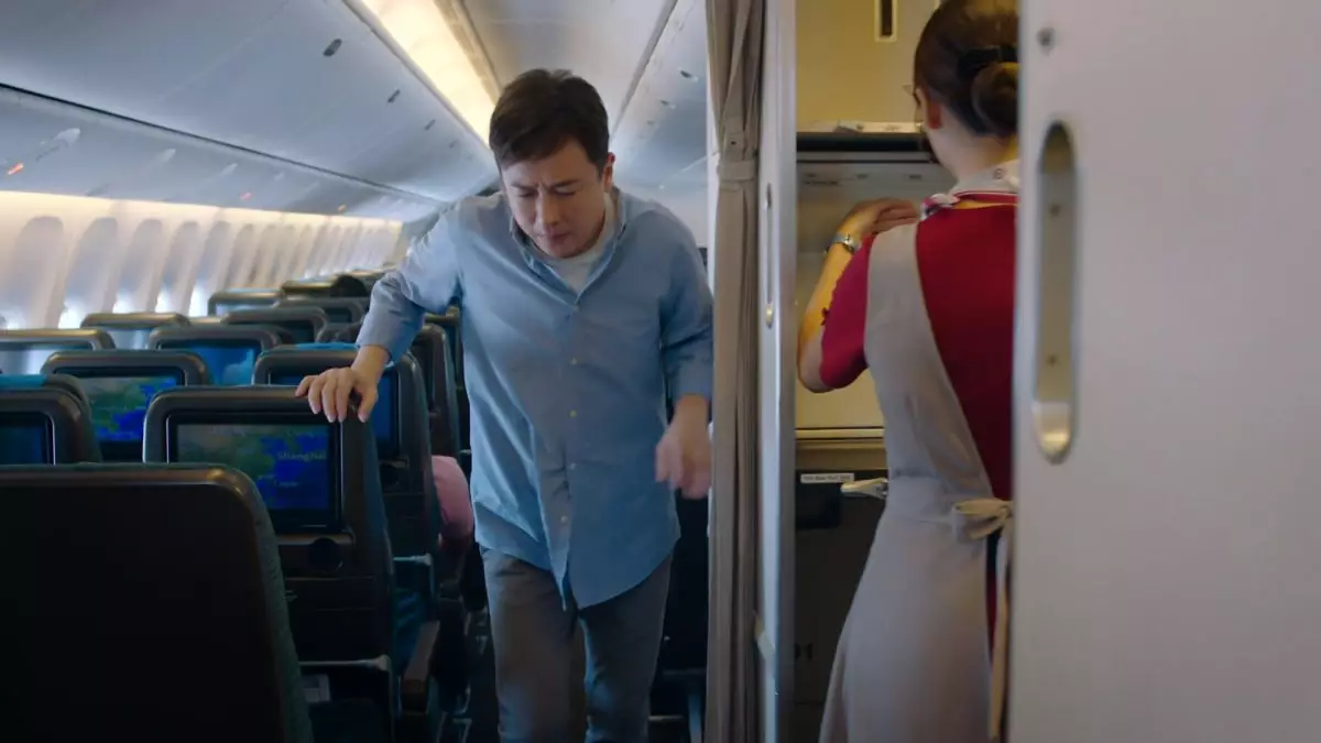 日前一集，飾演乘客嘅杜大偉喺機上突然不適倒地。
