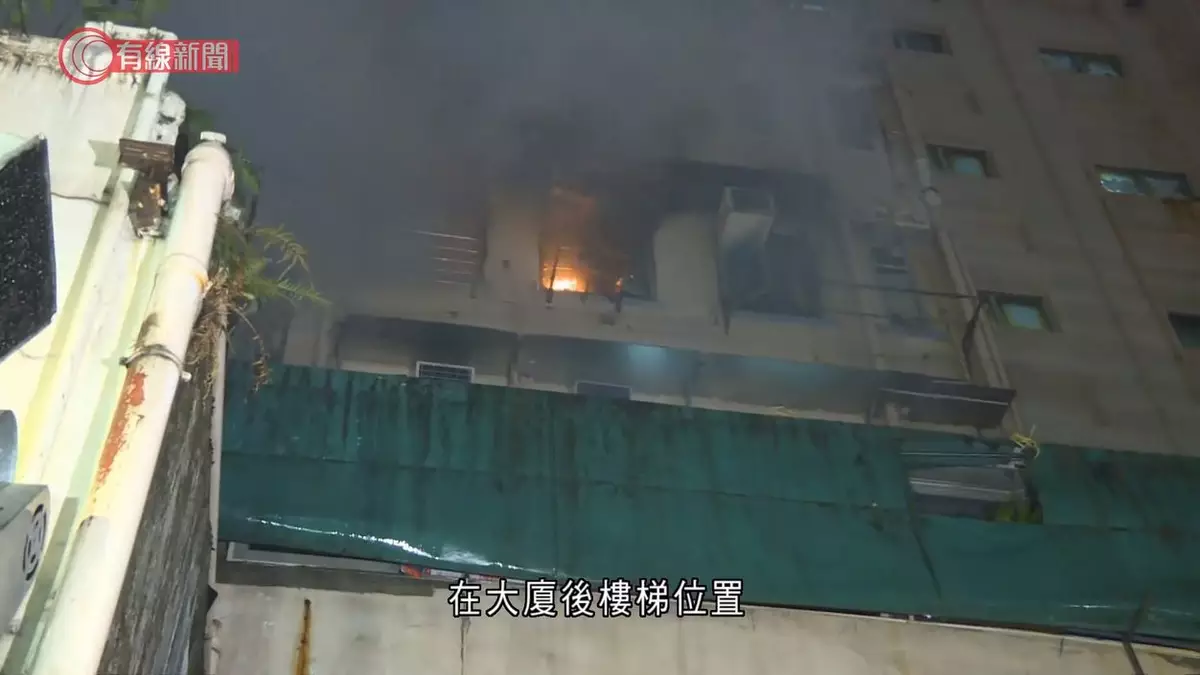 荃灣沙咀道唐樓劏房凌晨起火，5人送院，其中一名女子危殆。有線新聞影片截圖