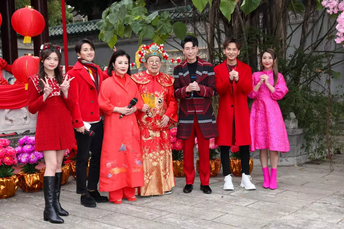 文凱婷（左起）、黃庭鋒、汪明荃、胡楓、陸浩明、周吉佩和支嚳儀擔任主持。