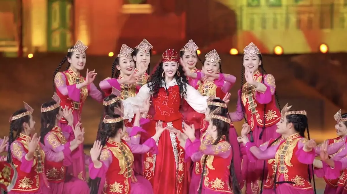 迪麗熱巴日前在央視春晚新疆喀什分會場的演出大獲好評。